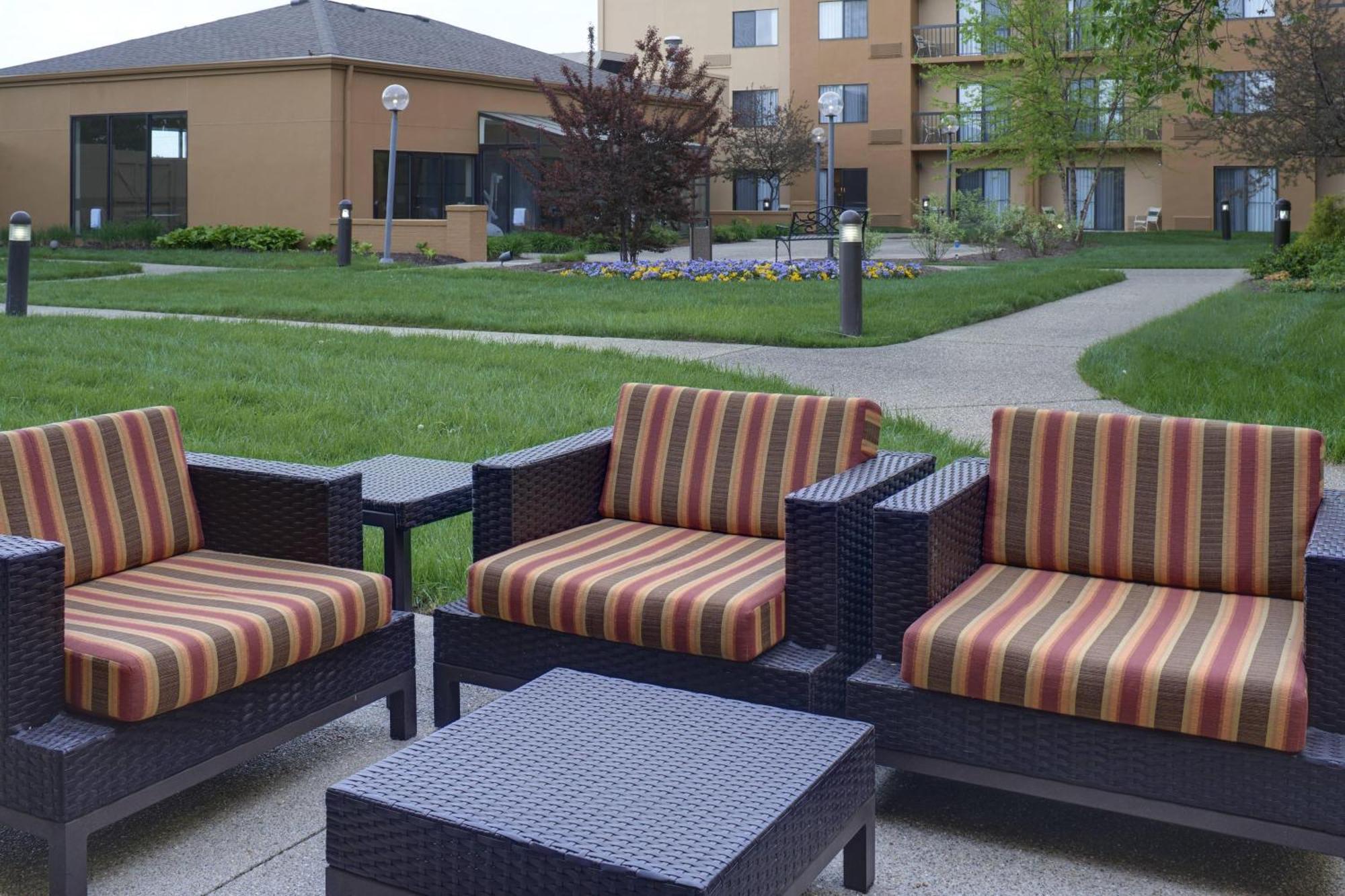 Hotel Courtyard By Marriott Indianapolis Airport Exterior foto